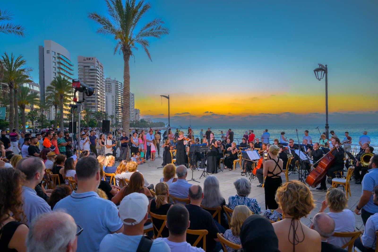 الأوركسترا الفلهارمونية تعزف سمفونية الغروب على كورنيش بيروت (صور)